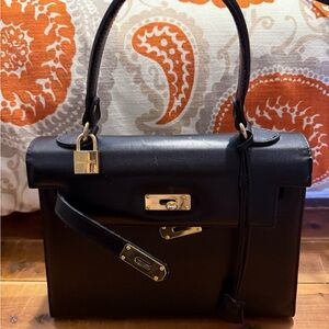 Turn lock Black Handbag